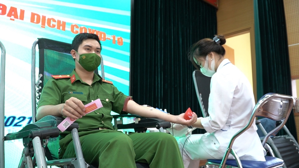 Đoàn viên, cán bộ chiến sỹ công an Quận Hoàng Mai vui vẻ hiến máu