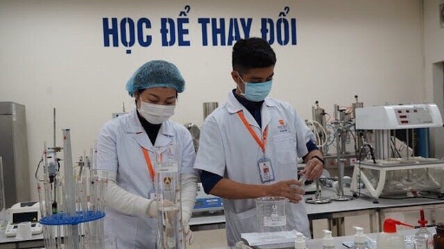 Giảng viên trường ĐH Đại Nam pha chế gel rửa tay sát khuẩn