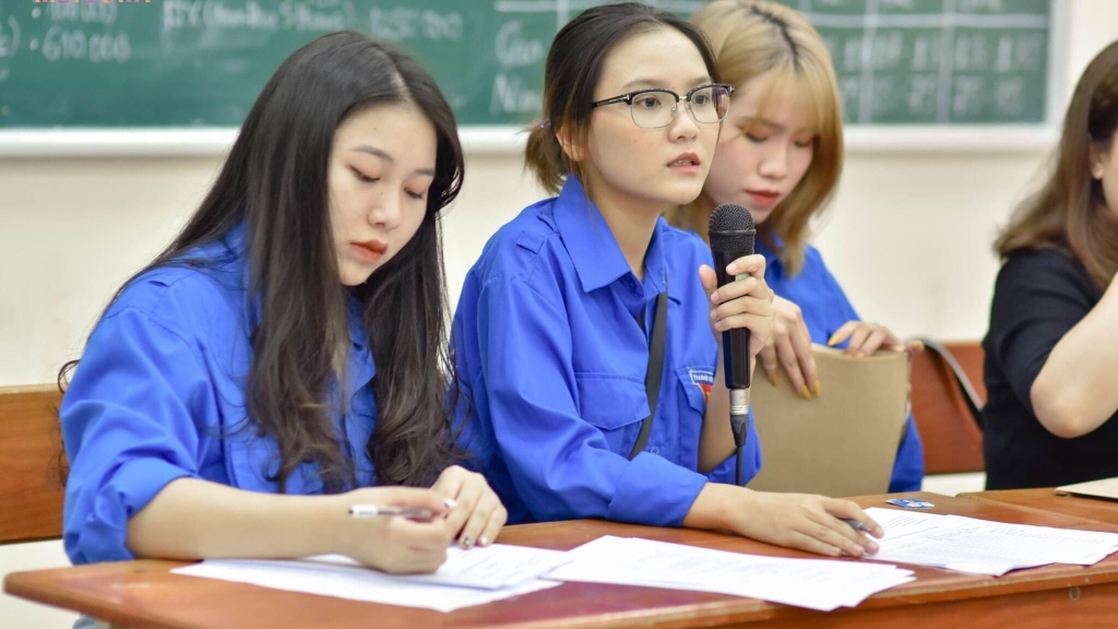 Công tác hỗ trợ tuyển sinh của lớp Báo In Học viện Báo chí và Tuyên truyền