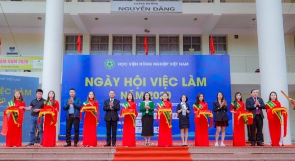 Ngày hội việc làm là sự kiện thường niên với sự tham gia của hàng trăm doanh nghiệp, mang đến 3000-5000 cơ hội việc làm cho sinh viên