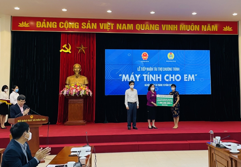 bà Ngô Thị Minh, Thứ trưởng Bộ GD&ĐT  tiếp nhận tài trợ