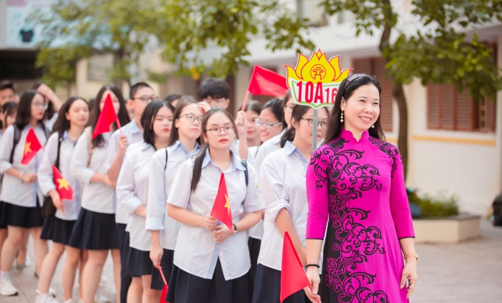 Giáo viên trường THPT Kim Liên đón lớp 10 trong ngày khai giảng (ảnh tư liệu)