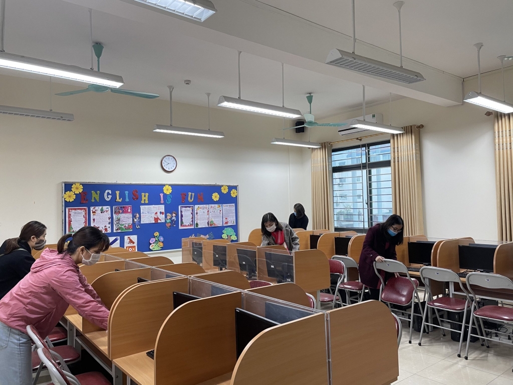Giáo viên trường Tiểu học Việt Nam Cu Ba (Ba Đình) vệ sinh lớp 