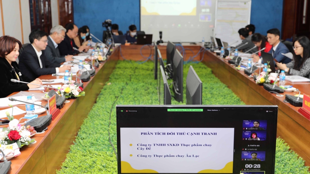 Hội đồng Chung kết cuộc thi Khởi nghiệp nông nghiệp đổi mới sáng tạo năm 2021 tại đầu cầu Học viện Nông nghiệp Việt Nam