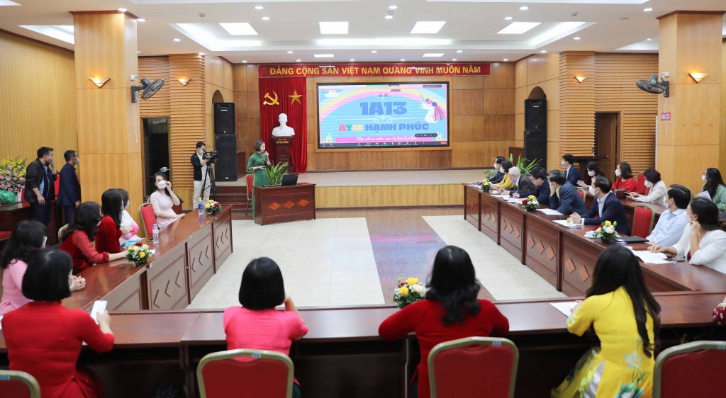 Cô giáo Nguyễn Phương Thảo, giáo viên Trường Tiểu học Vĩnh Hưng, quận Hoàng Mai trình bày về sáng tạo xây dựng website học tập ATM hạnh phúc