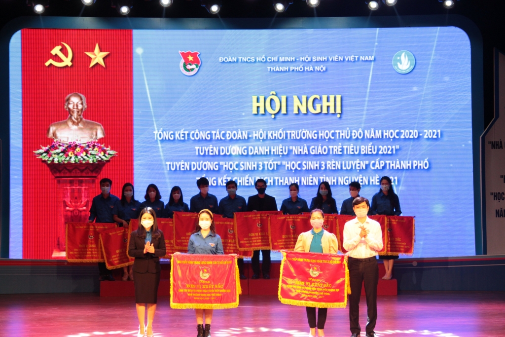 Đồng chí Nguyễn Minh Triết và đồng chí Chu Hồng Minh tặng cờ của Ban Chấp hành Trung ương Đoàn cho các đơn xuất sắc trong công tác Đoàn và phong trào Thanh niên khối trường học