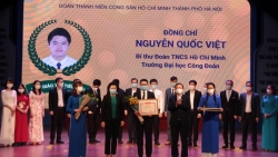 Tuyên dương học sinh "3 tốt" và giáo viên trẻ tiêu biểu 2021