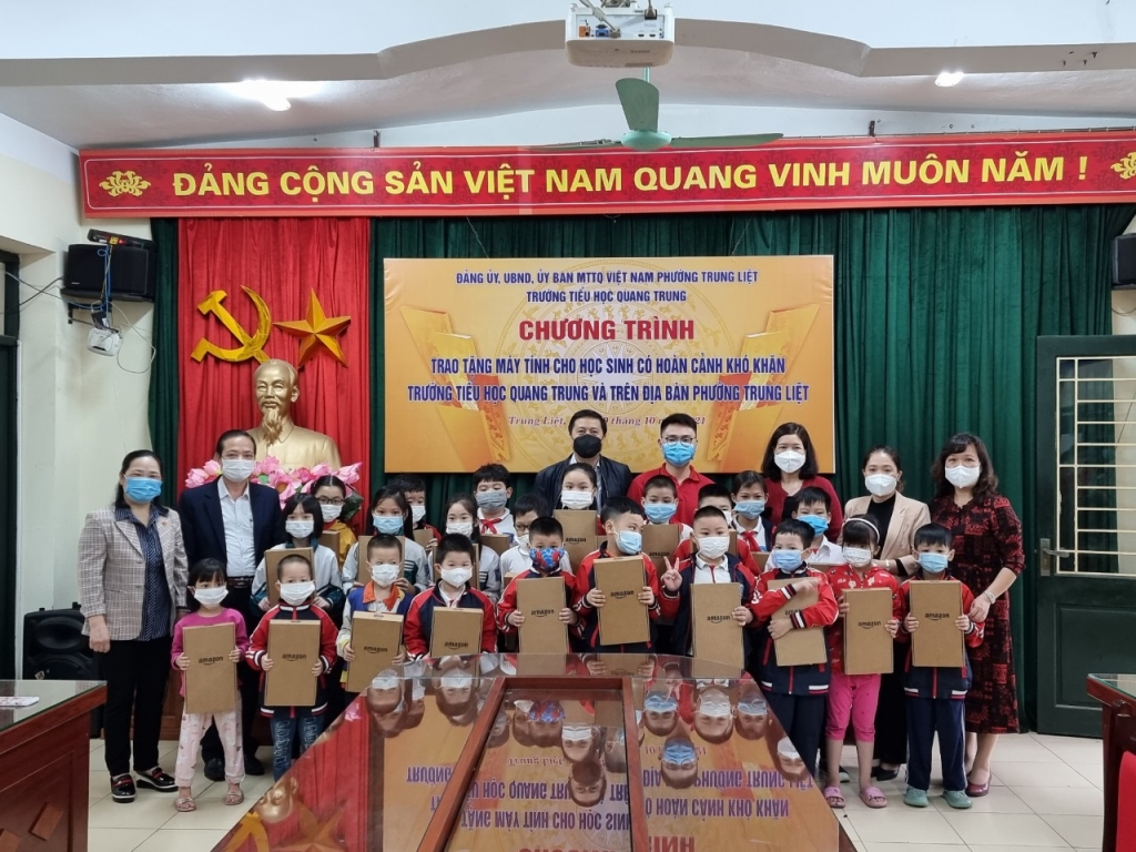 Đảng uỷ, UBND phường Trung Liệt, trường Tiểu học Quang Trung (Đống Đa) tặng máy tính bảng cho học sinh có hoàn cảnh khó khăn