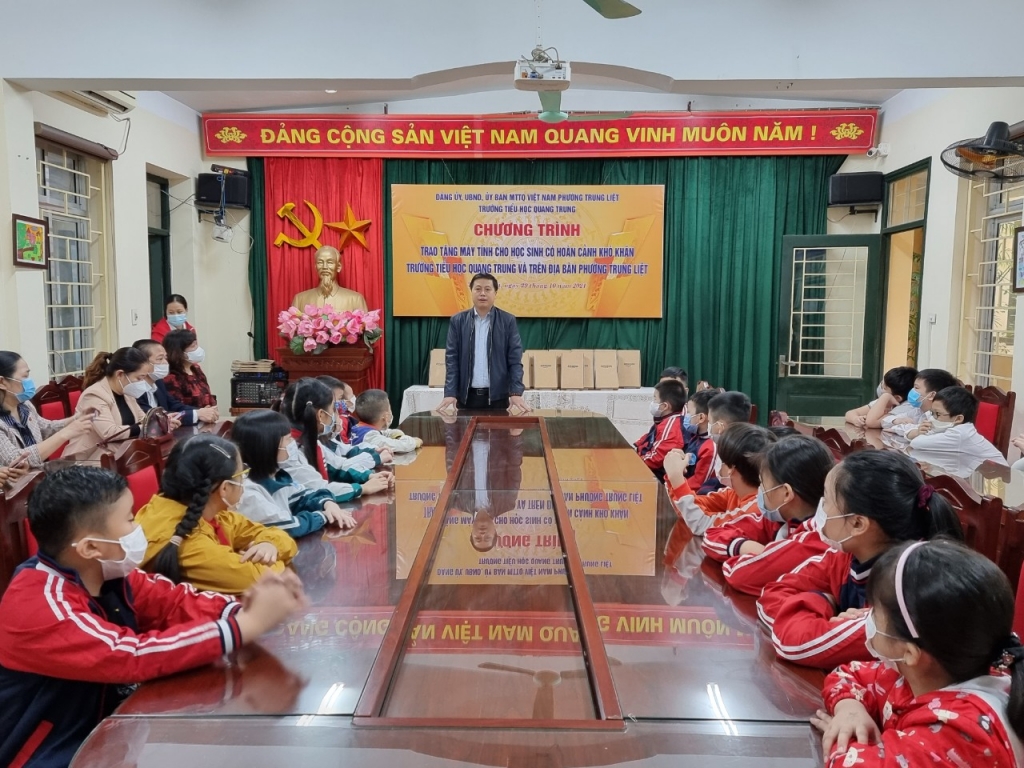 Trường Tiểu học Quang Trung tặng máy tính bảng cho học sinh có hoàn cảnh khó khăn