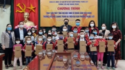 Trường Tiểu học Quang Trung tặng máy tính bảng tới học trò có hoàn cảnh khó khăn