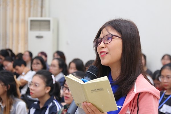 Các bạn sinh viên nêu những băn khoăn của mình 