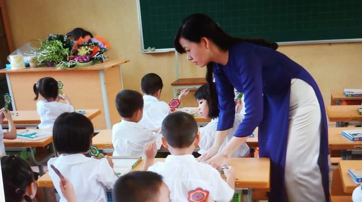 Cô giáo ân cần chỉ bảo cho học sinh