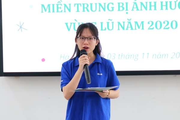 bạn Trần Cẩm Nhung đến từ Hà Tĩnh xúc động cảm ơn thầy cô đã quan tâm đến những sinh viên miền Trung