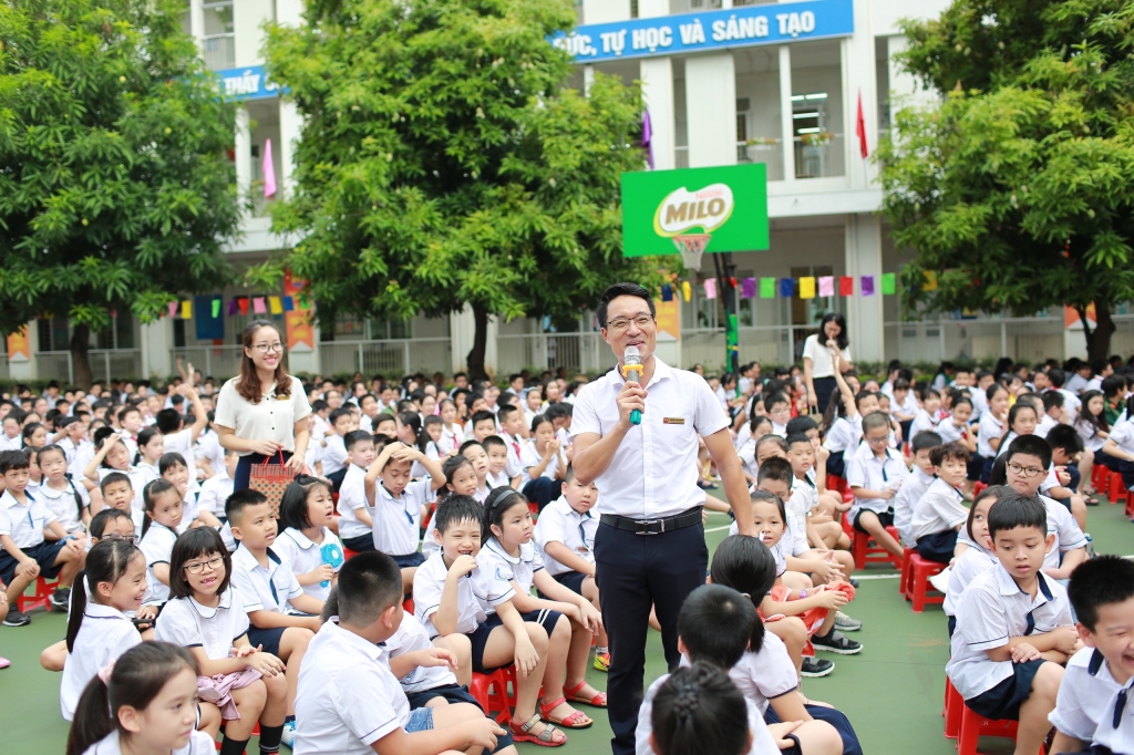 Thầy giáo trẻ luôn mang năng lượng tích cực đến cho các học sịnh