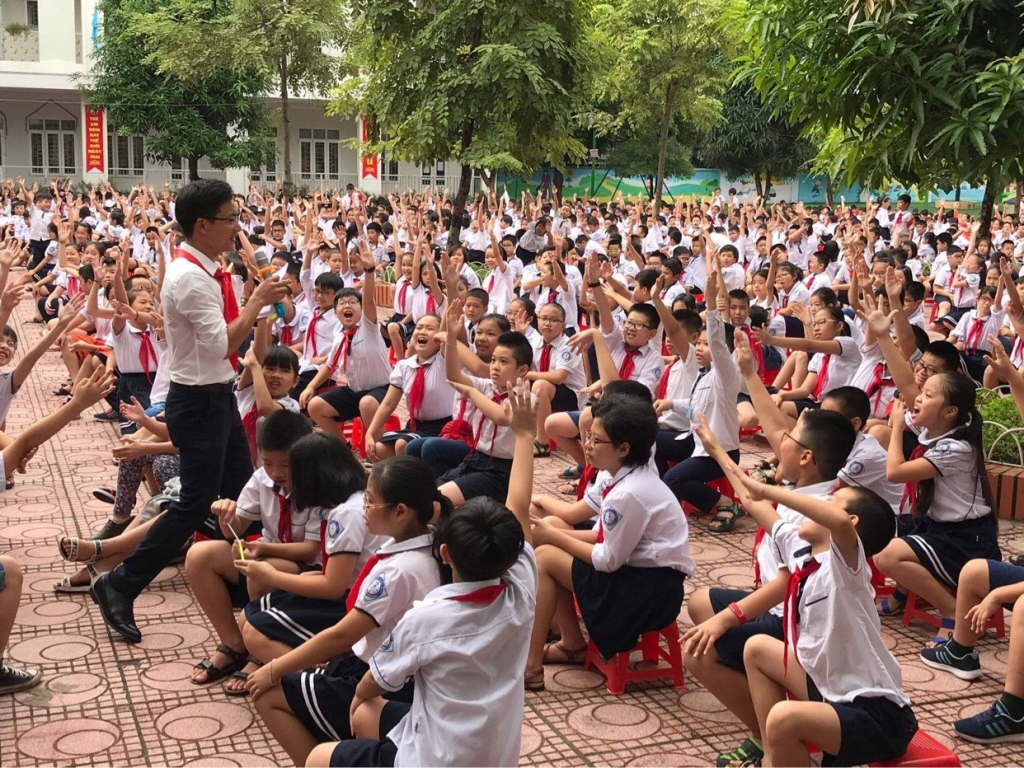 học sinh hứng khởi trong tiết học ngoại khóa do thầy giáo trẻ Nguyễn Văn Quyết dẫn dắt