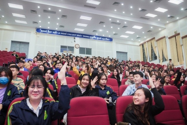 Các bạn sinh viên hào hứng với phần hỏi đáp về cơ hội công việc tại Mavin