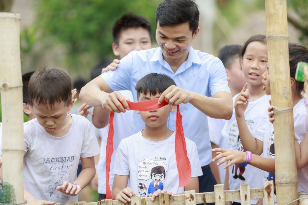  Thầy Hiếu nhiệt huyết trong các hoạt động trau dồi kĩ năng sống cho trẻ
