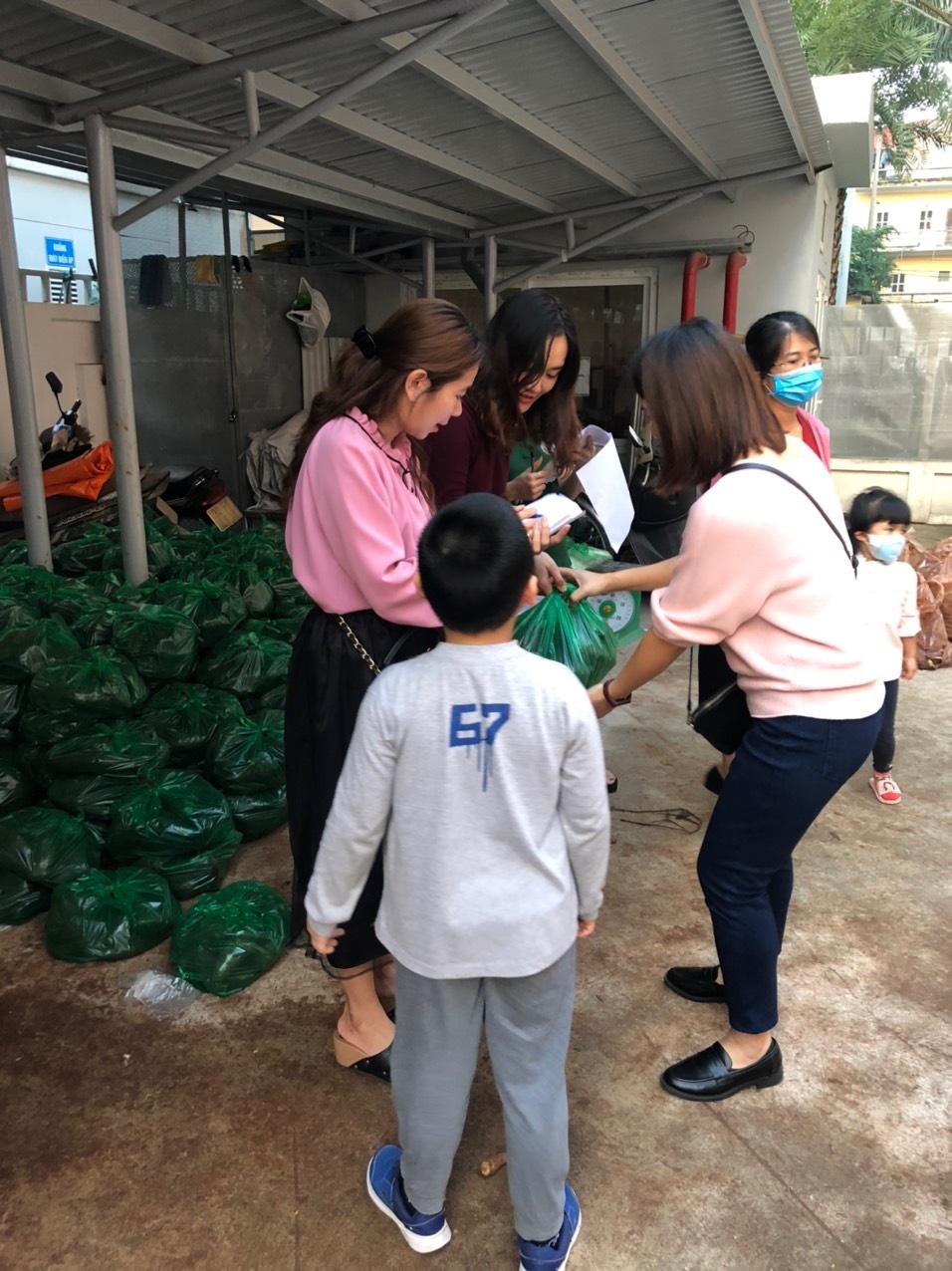 Cán bộ nhân viên trường Tiểu học Nguyễn Tuân  chugn tay giúp đỡ bà con nông dân