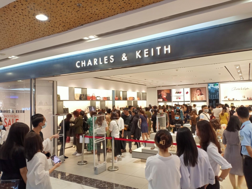 Thương hiệu Charles & Keith chật ních người mua hàng