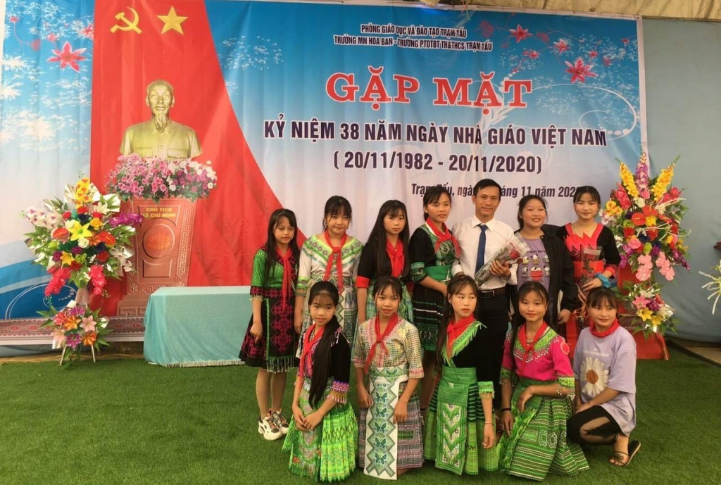 Thầy giáo Thào A Vàng cùng học sinh nhân ngày 20/11