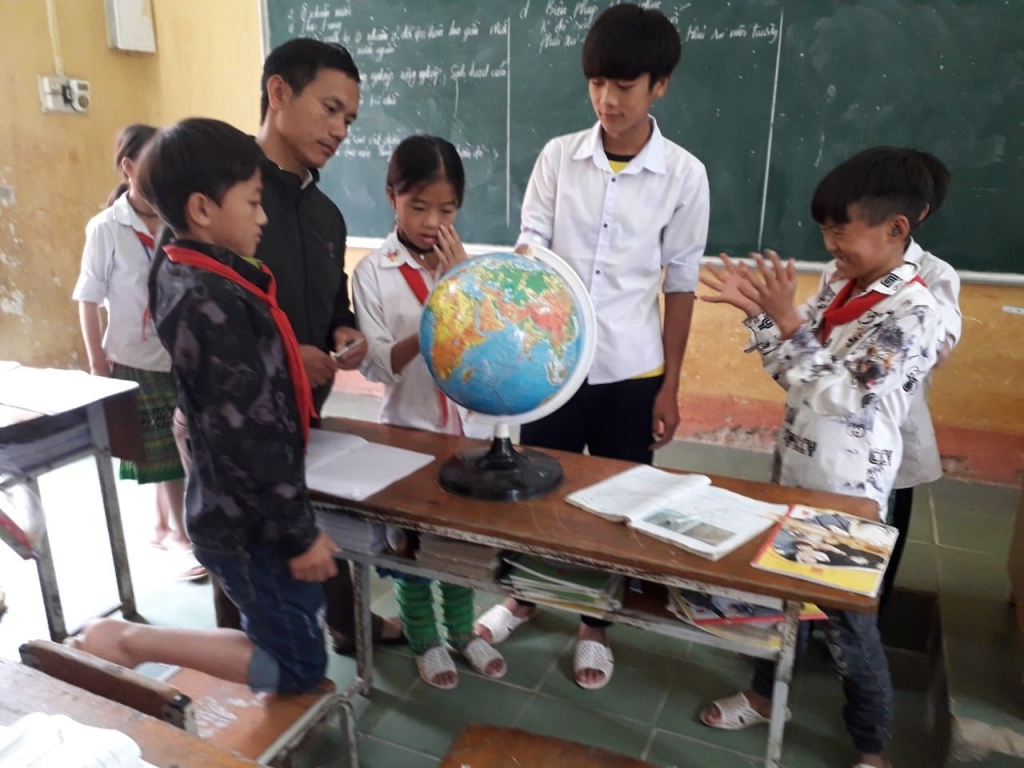 Học sinh trong giờ học Địa Lý