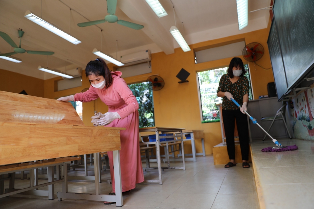 Giáo viên các trường ngoại thành vệ sinh lớp chuẩn bị đón học sinh đến trường