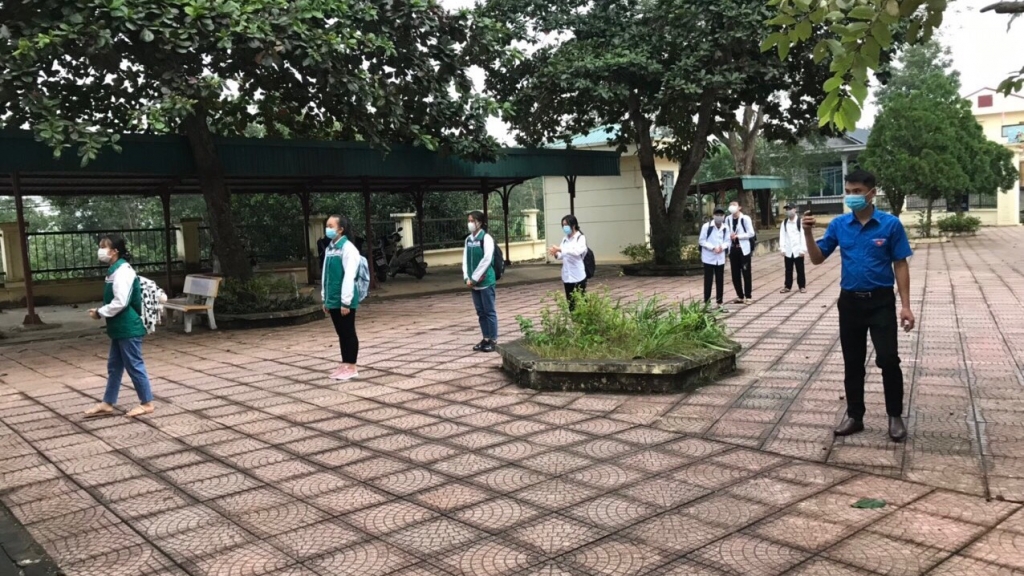 Học sinh Ba Vì đảm bảo khoảng cách đợi đo thân nhiệt trước khi vào lớp