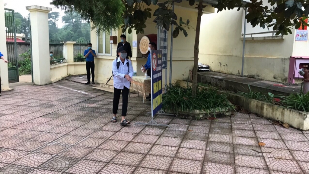 Học sinh trường Phổ thông cơ sở Hợp Nhất sát khuẩn tay trước khi vào lớp học