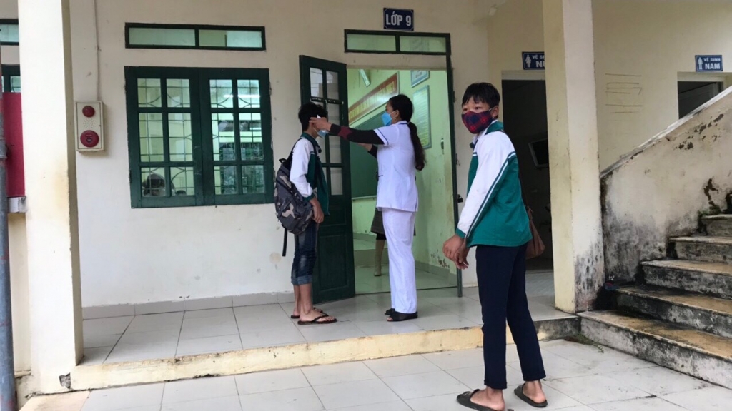 Học sinh Ba Vì rộn ràng ngày trở lại trường