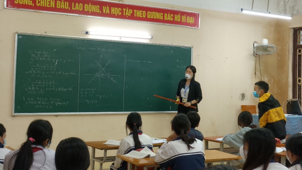 Học sinh trường THCS Minh Quang đeo khẩu trang nghiêm túc  khi ở trường