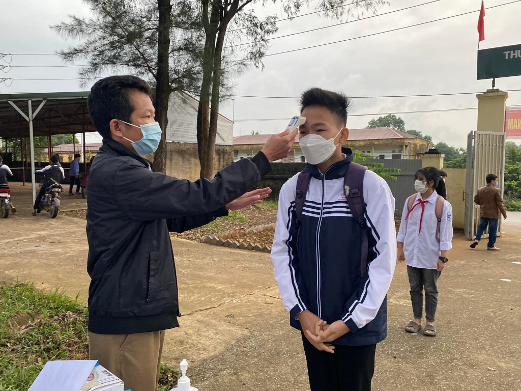 Học sinh Ba Vì rộn ràng ngày trở lại trường