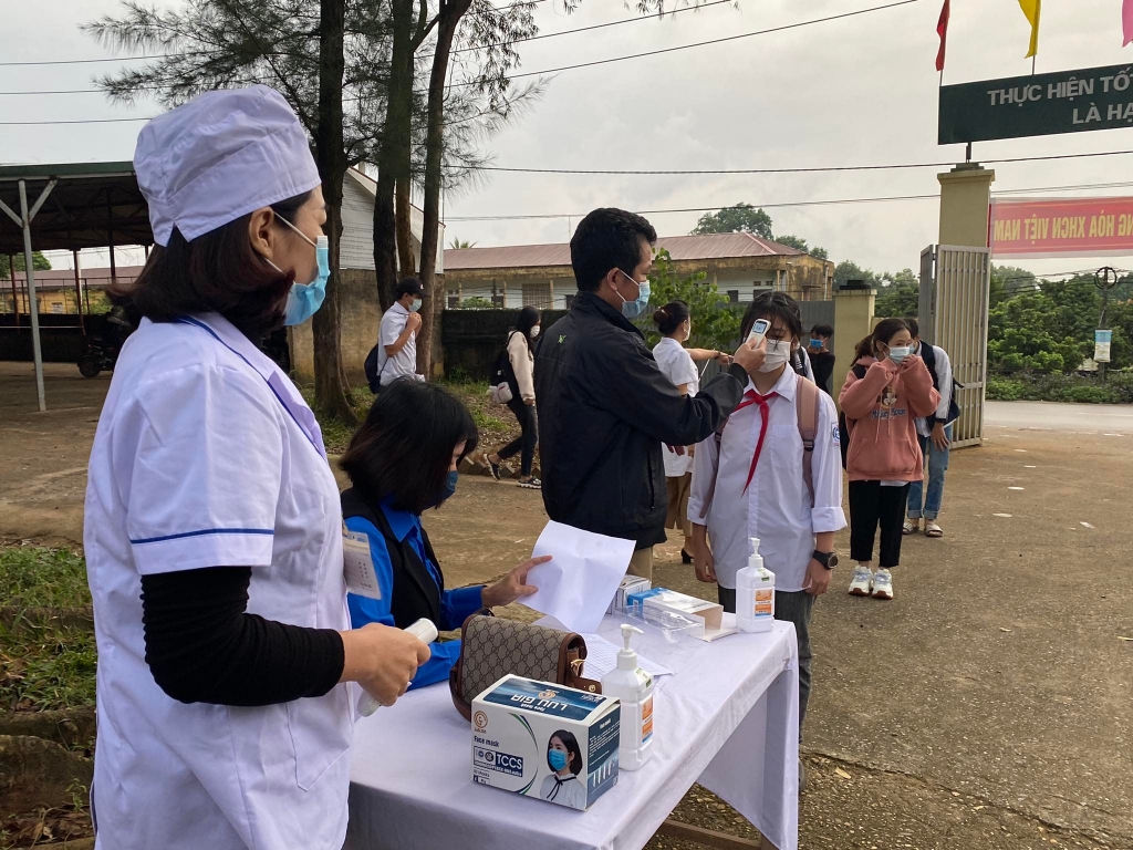 Học sinh Ba Vì rộn ràng ngày trở lại trường