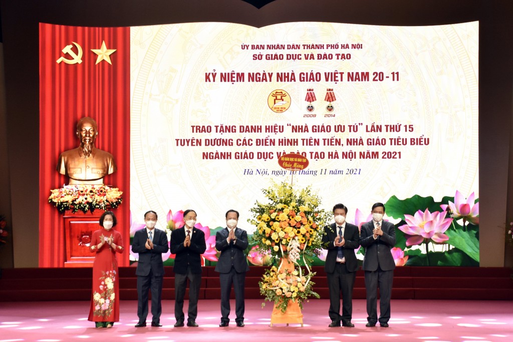 Bộ GD&ĐT tặng hoa chúc mừng Ngành giáo dục Hà Nội