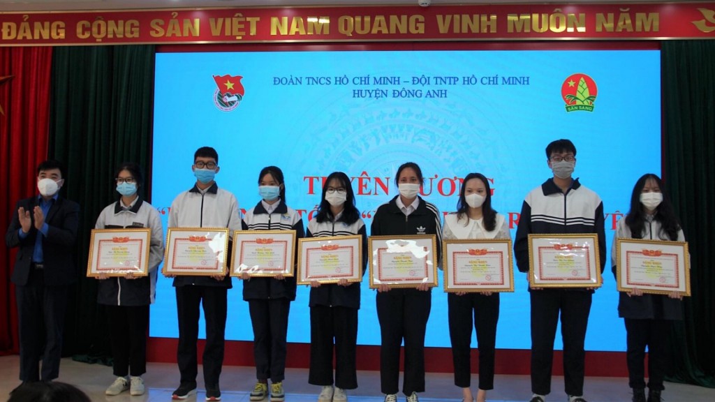 Huyện đoàn Đông Anh khen thưởng tập thể, cá nhân xuất sắc trong công tác Đoàn - Đội