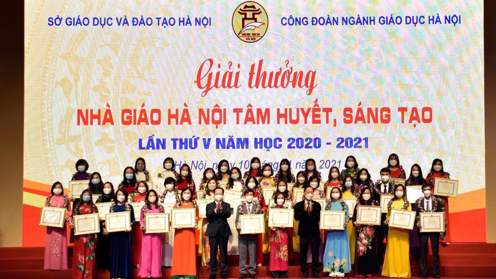 Cô Sinh nhận thưởng Giải thưởng Nhà giáo Hà Nội tâm huyết sáng tạo