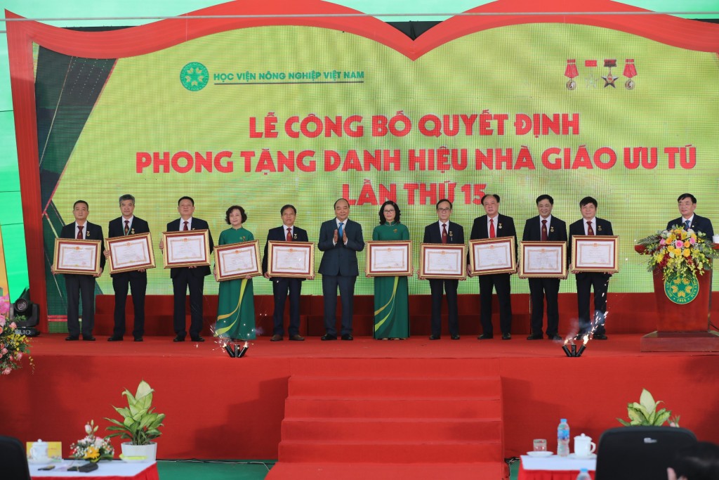 Chủ tịch nước trao danh hiệu Nhà giáo ưu tú cho 12 thầy cô của Học viện Nông nghiệp Việt Nam