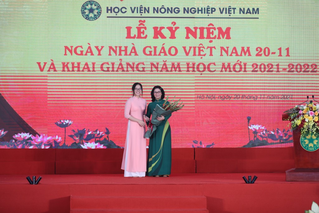 Đại diện sinh viên tặng hoa chúc mừng thầy cô Ngày