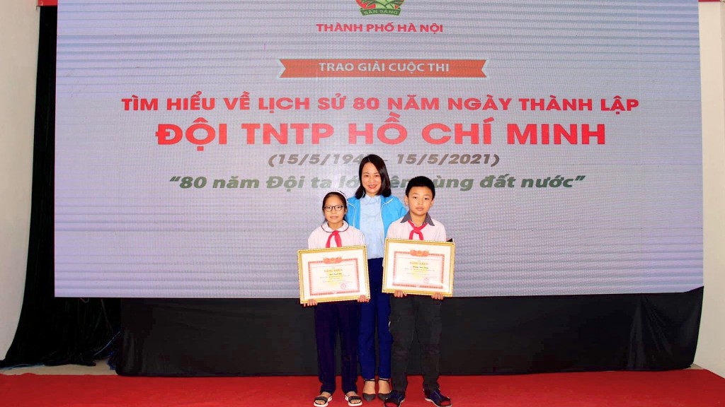 Cô Nguyễn Thị Hạnh cùng 2 học trò đạt giải cao Cuộc thi Tìm hiểu về lịch sử 80 năm ngày thành lập Đội TNTP Hồ Chí Minh do Hội đồng Đội TP Hà Nội tổ chức