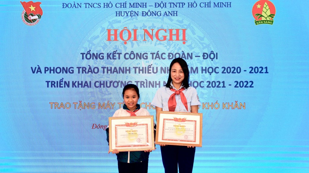 Cô giáo Nguyễn Thị Hạnh nhận Bằng khen của BCH Trung ương Đoàn TNCS Hồ Chí Minh