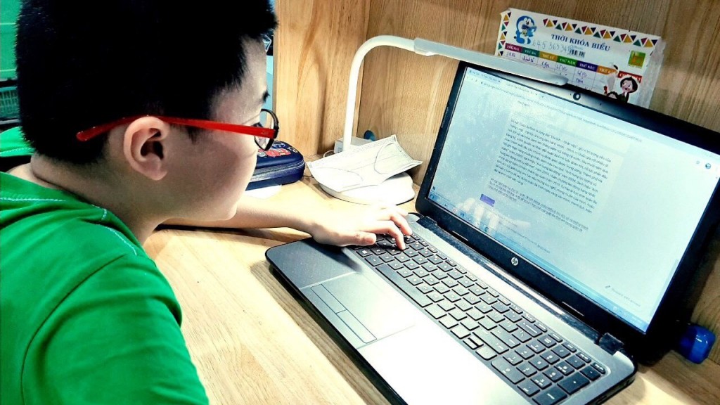 Đa số phụ huynh và thầy cô đều nhận định học online không hiệu quả bằng học trực tuyến