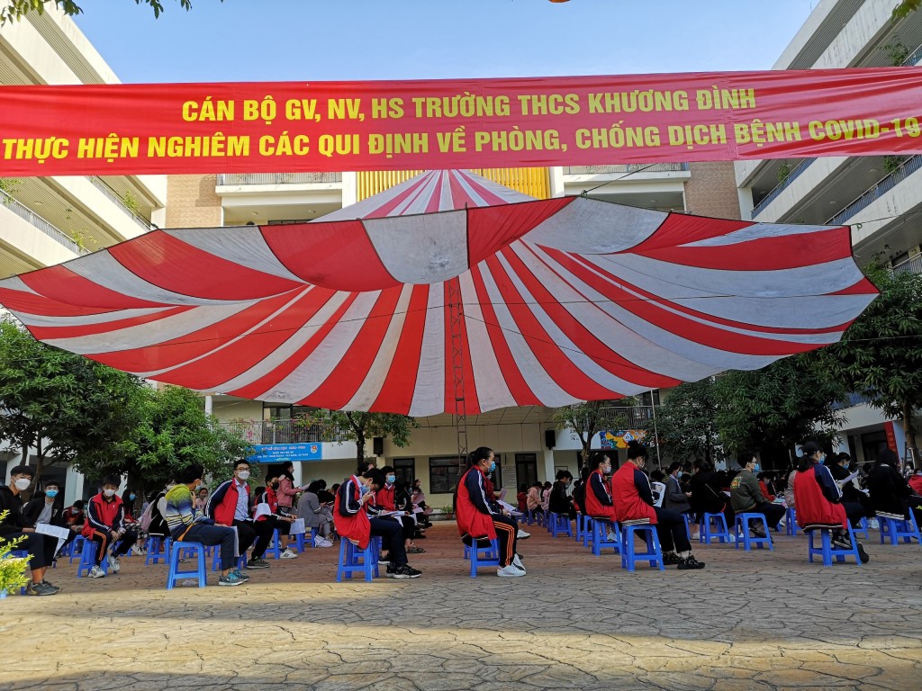 Học sinh đợi tiêm tại trường THCS Khương Đình (Thanh Xuân)