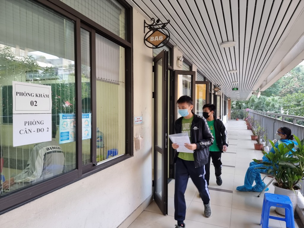 Học sinh trường THCS Kim Giang (Thanh Xuân) vào khám sàng lọc trước khi tiêm vắc xin