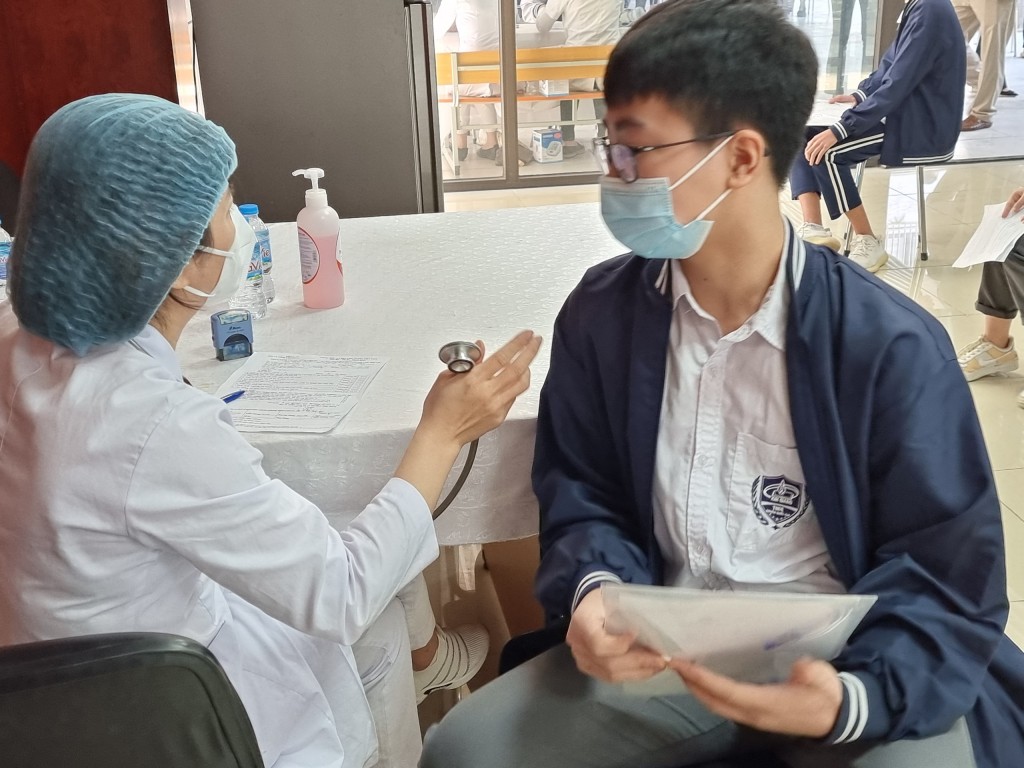 Học sinh Hà Nội mong được trở lại trường sau khi tiêm vắc xin phòng Covid