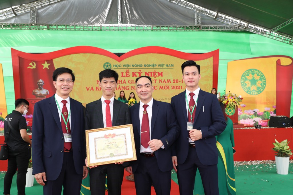 Nguyên Thái Anh (thứ 2 bên trái) nhận Giấy khen của Giám đốc Học viện Nông nghiệp Việt Nam