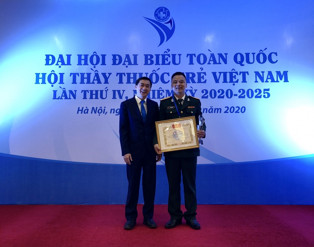 Bác sỹ trẻ chụp ảnh cùng đồng chí Trần Văn Thuấn, Thứ trưởng Bộ Y tế