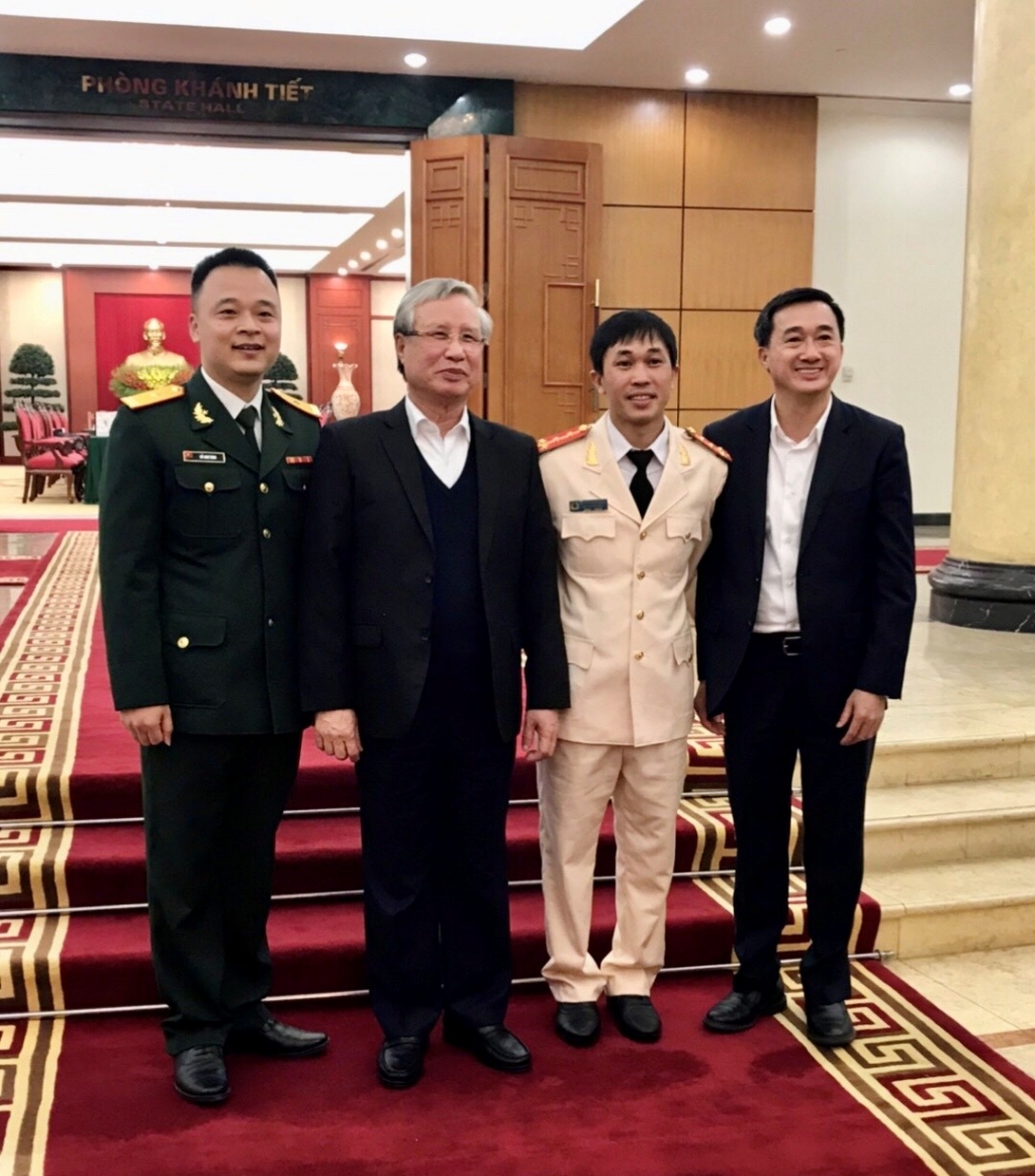 Bác sỹ Đỗ Như Bình chụp ảnh cùng đồng chí Trần Quốc Vượng Ủy viên Bộ Chính trị, Thường trực Ban Bí thư