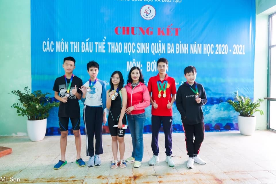 Đội tuyển bơi THCS Thăng Long với tinh thần thi đấu và sự quyết tâm cao trong cuộc thi
