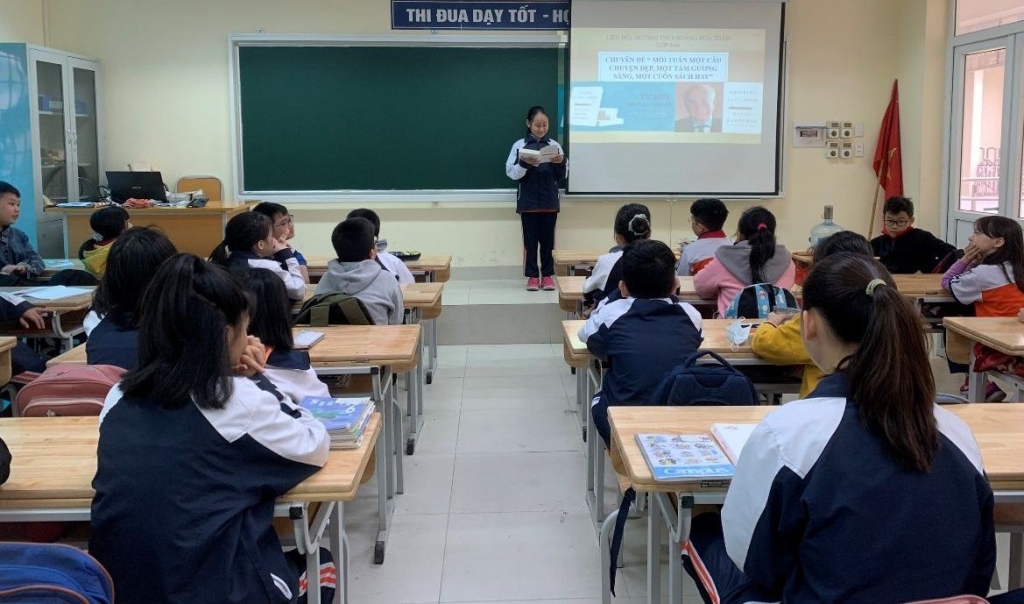 Các đội viên hào hứng với nhiều cuốn sách hay