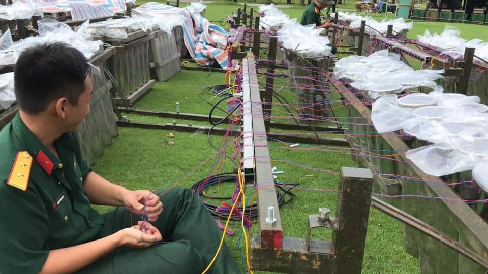  Chàng lính trẻ say mê với công việc kỹ thuật, đặc biệt là kỹ thuật phục vụ bắn pháo hoa
