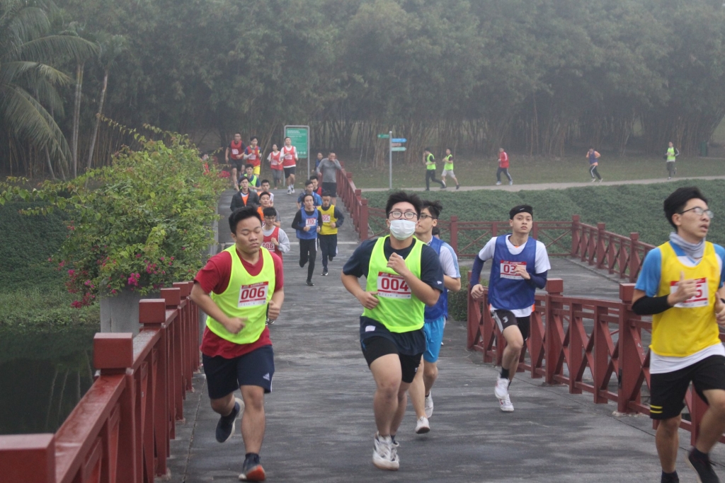 Giải chạy En-Running 2020 thu hút đông đảo các bạn trẻ tham dự.